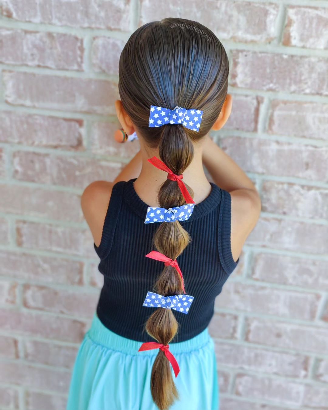 trenza burbuja con bonitos clips y cintas rojas