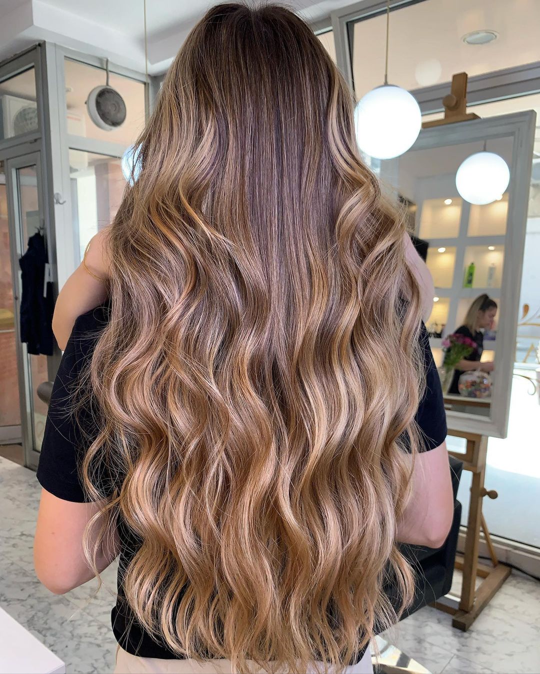 rubio caramelo balayage ondas largas suaves