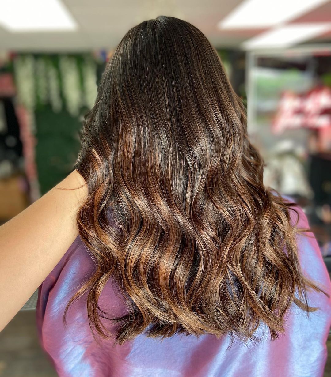 karamel koperen balayage op donkerbruin haar