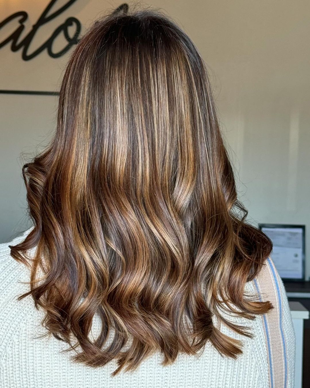 balayage biondo miele e caramello su onde ondulate