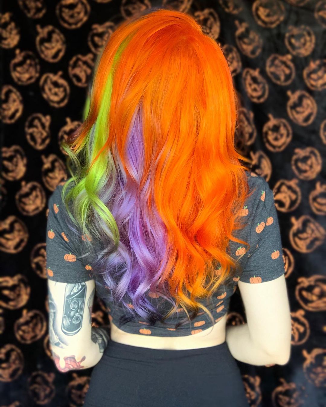 ondas coloridas com um corte inferior em forma de bastão raspado