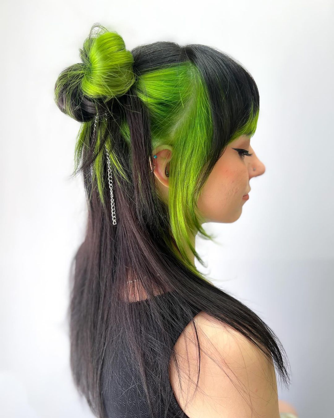 colorblock vert fluo noir chignon espace à moitié relevé