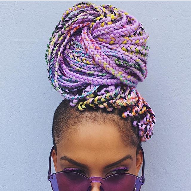 trenzas de unicornio de colores con los lados afeitados