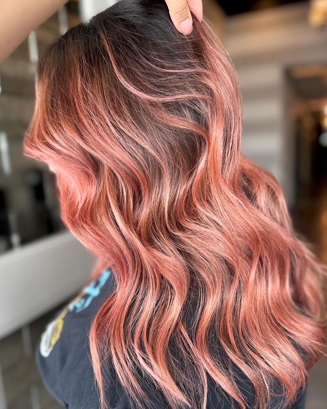 cobre rosa dourado em cabelo castanho