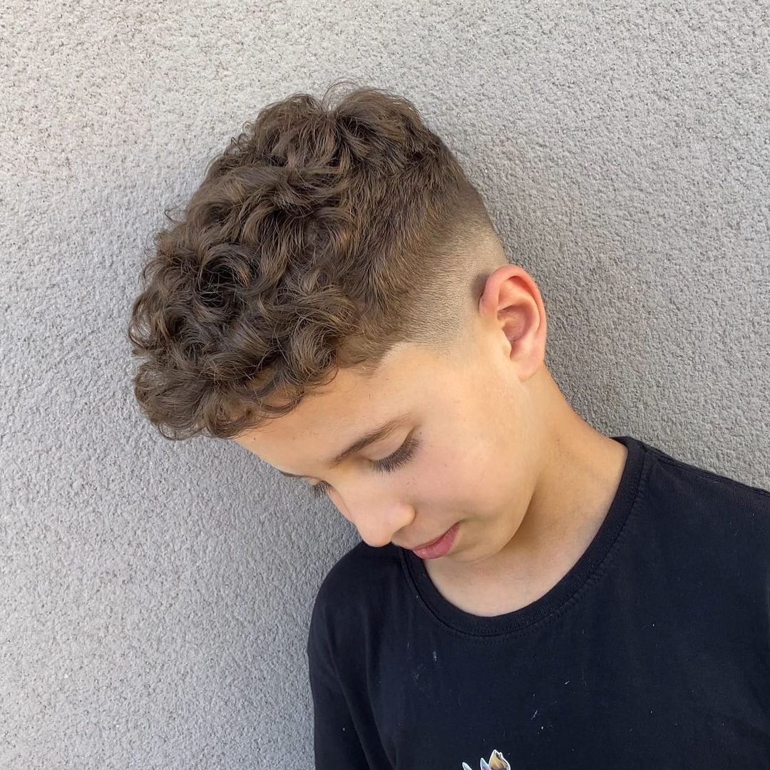 coupe de cheveux bouclée pour petits garçons