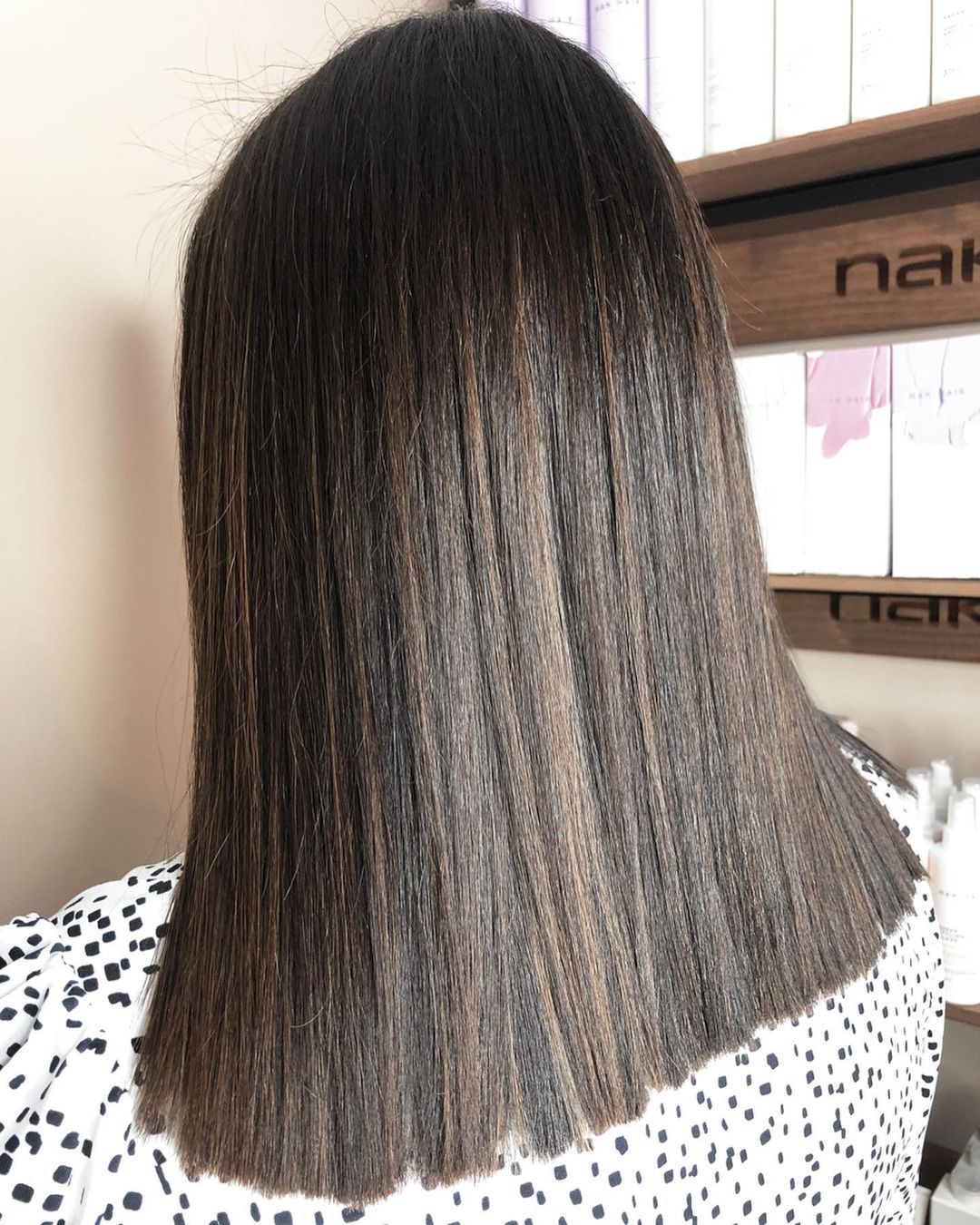 cabello moreno oscuro con sutiles reflejos dimensionales