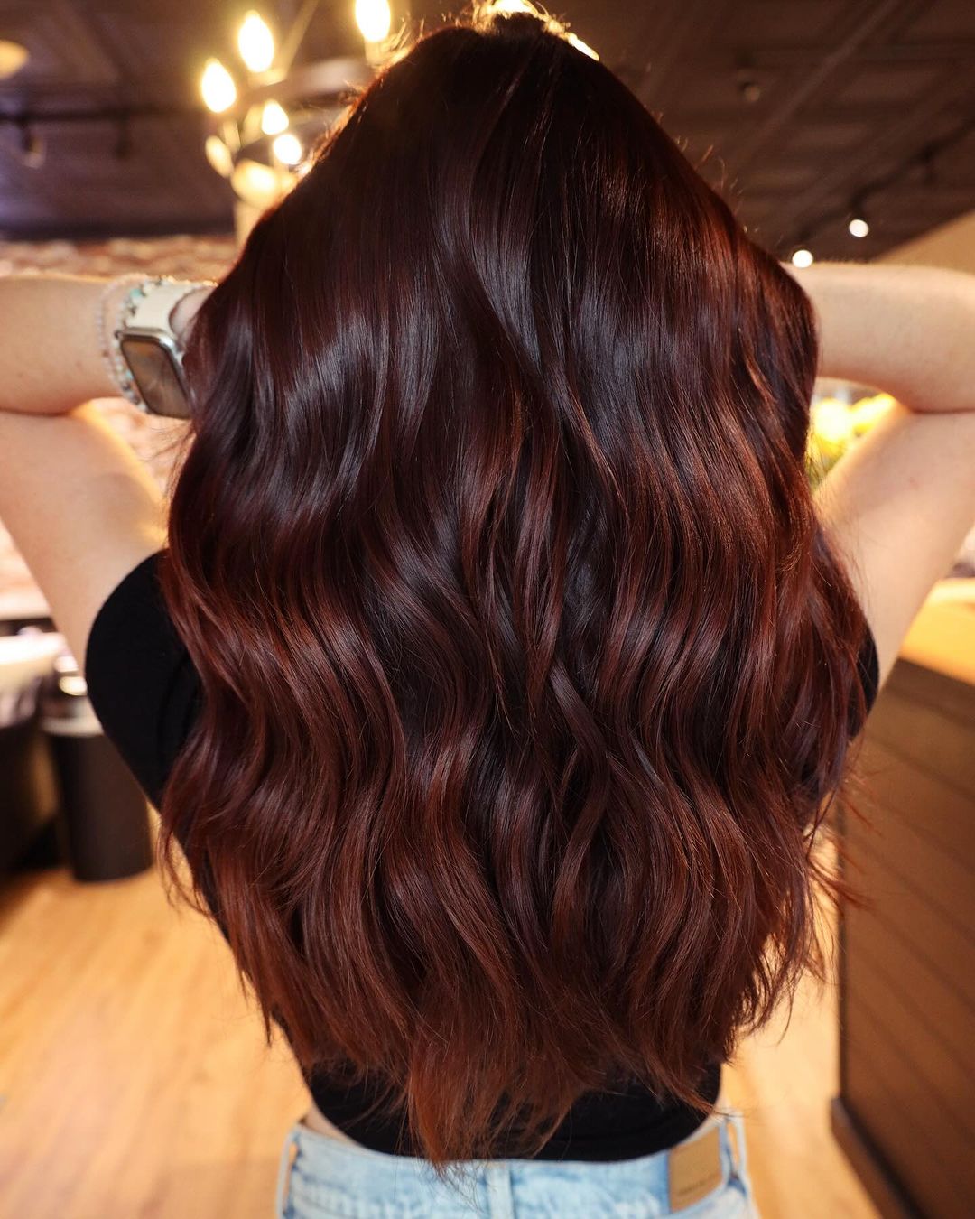 cheveux bruns chocolat foncé cerise