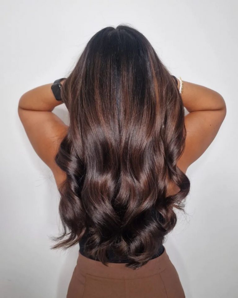 18 idées de cheveux bruns au chocolat foncé que toutes les brunes adoreront