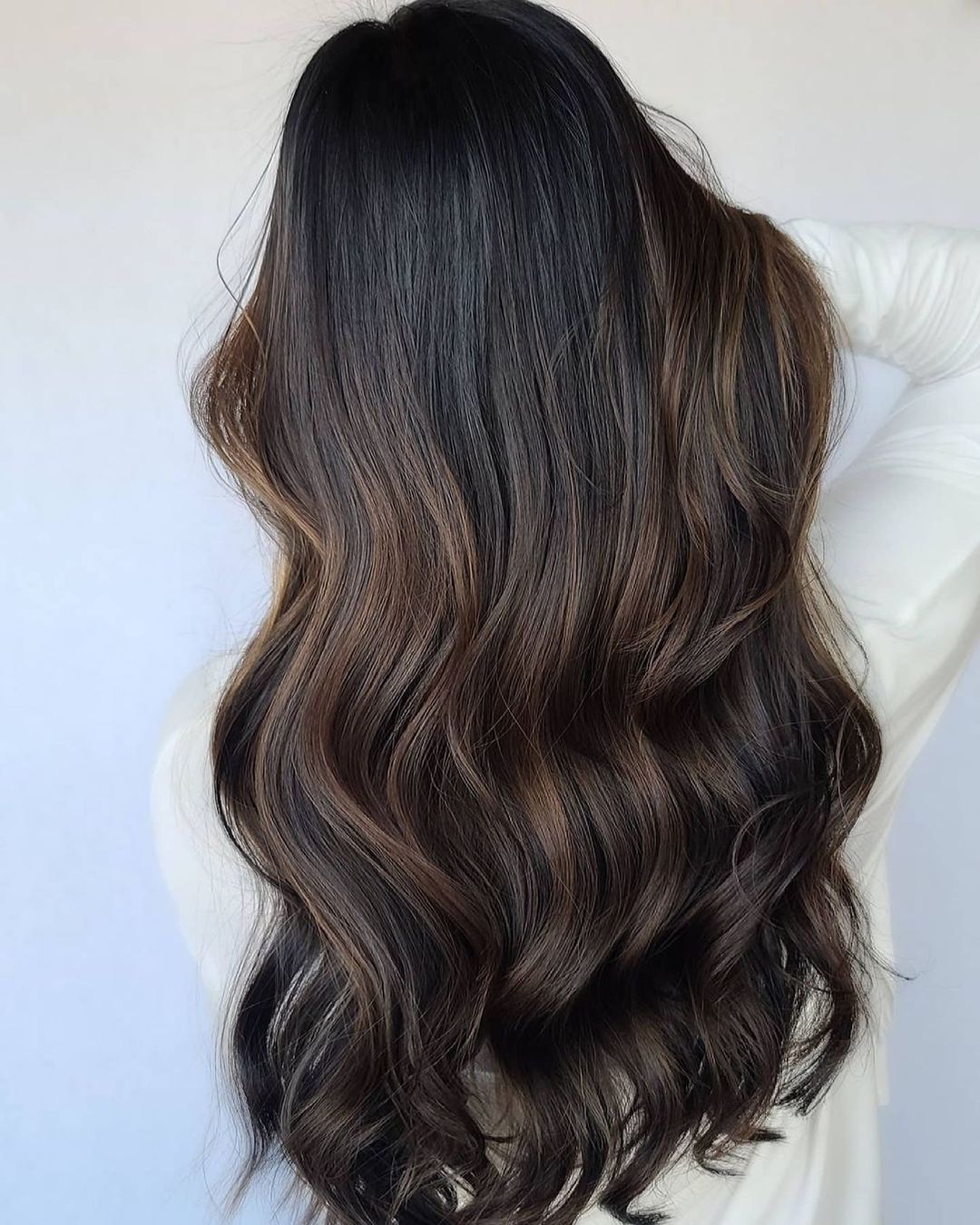 cabello castaño ámbar oscuro