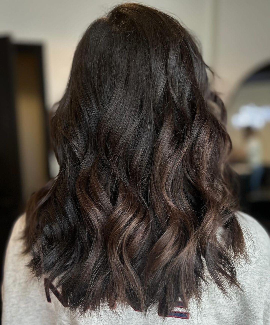 diep brunette haar met een dimensionale chocoladebruine kleur