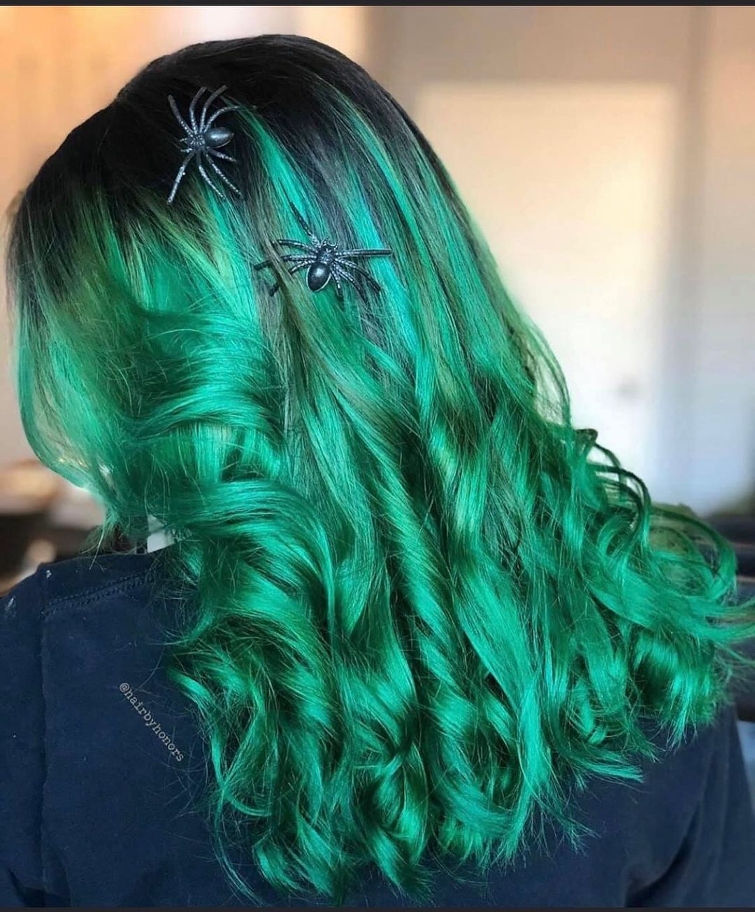 balayage verde-esmeralda com aranhas