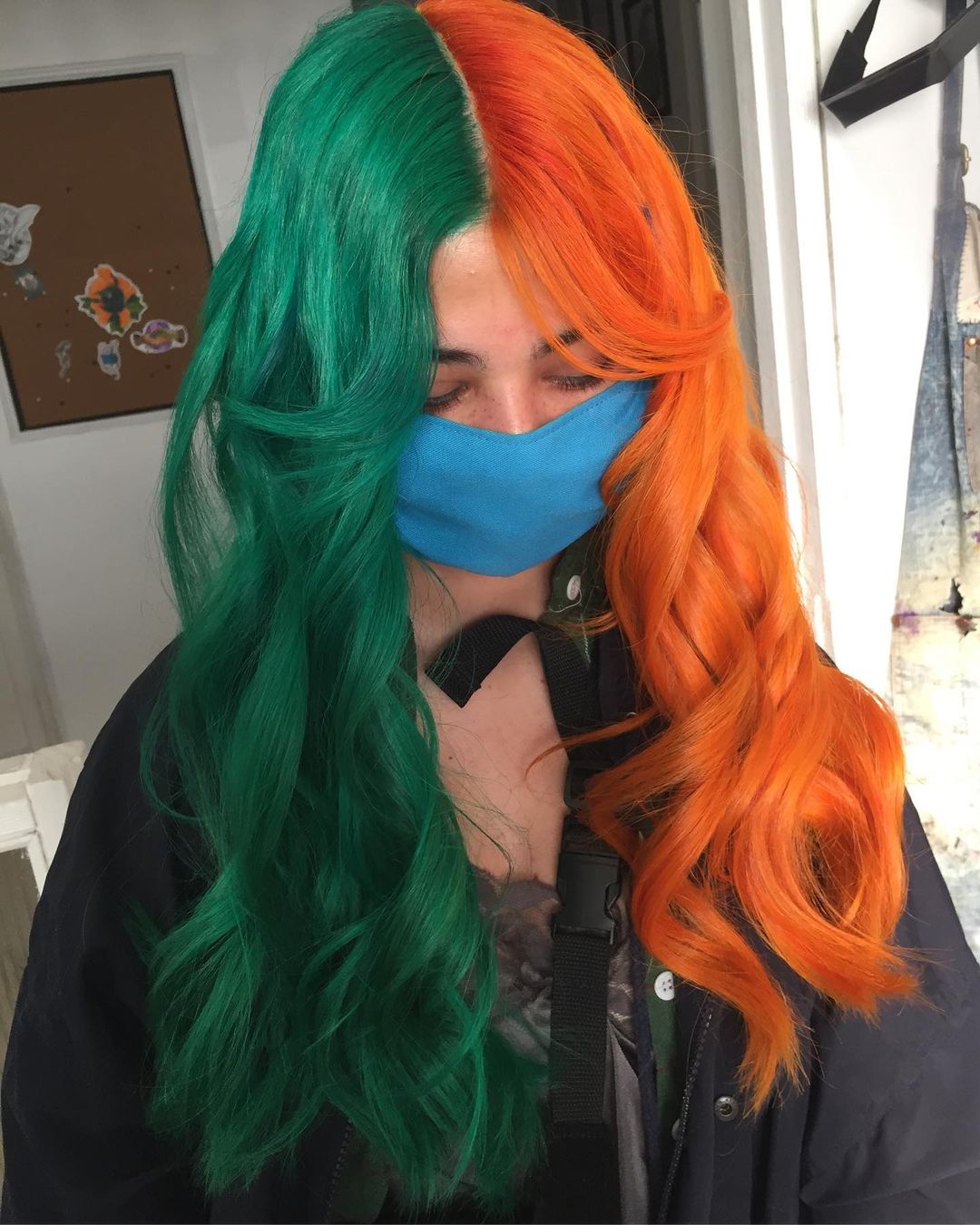 pelo verde y naranja