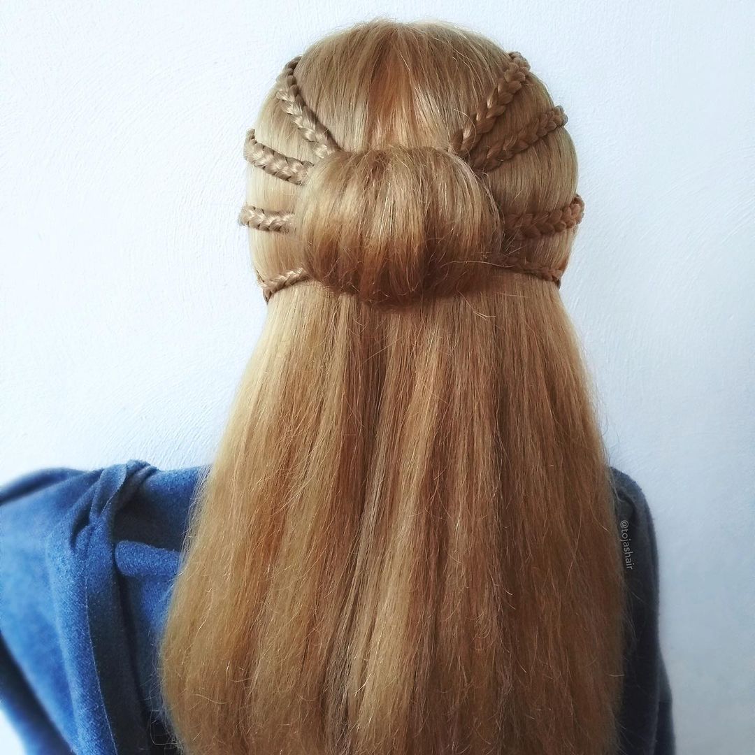 chignon tressé à mi-hauteur