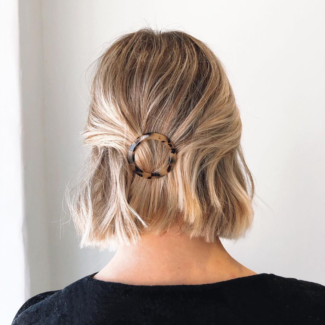 Coiffure courte à moitié relevée avec une barrette