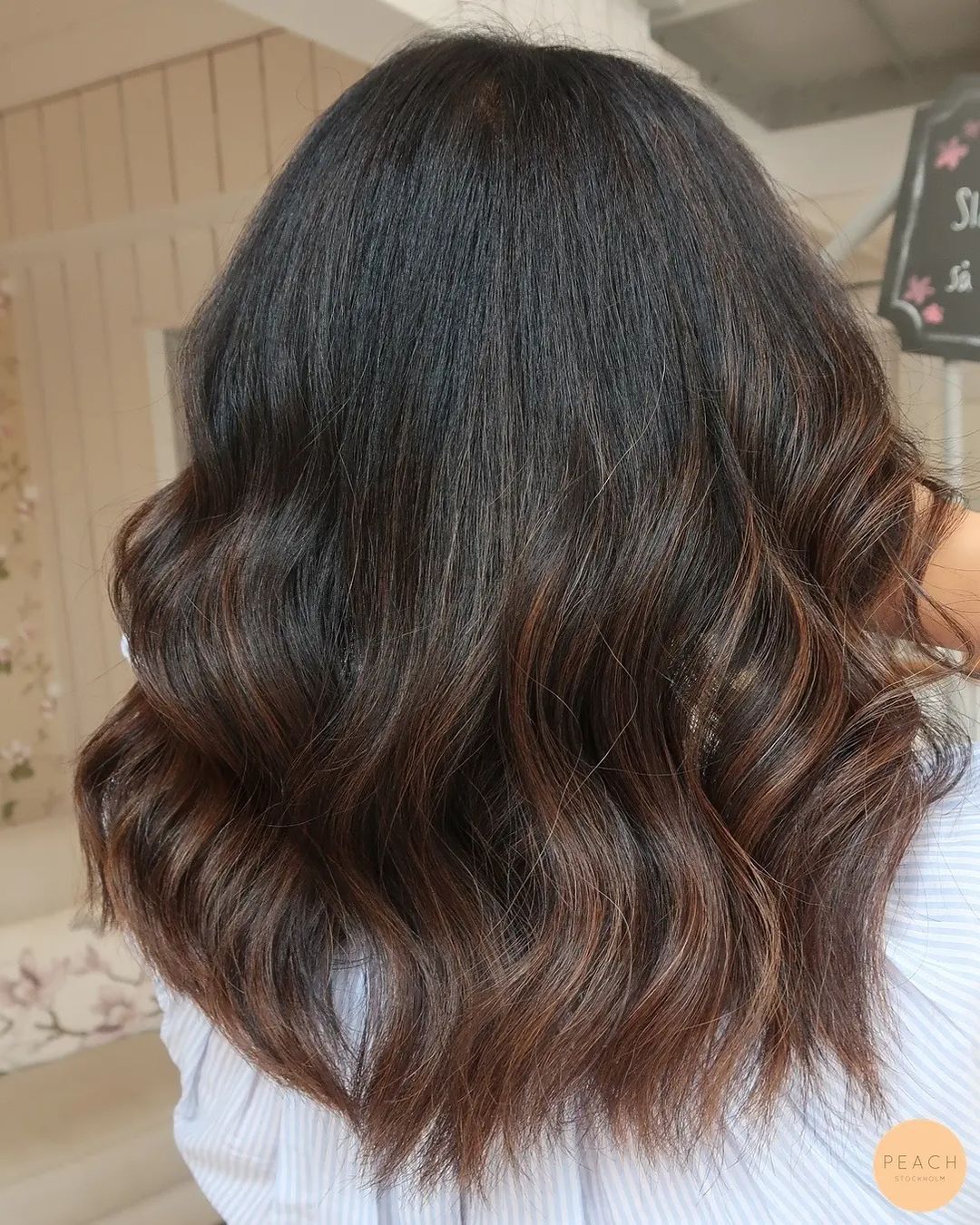 cheveux noisette-sucre brun