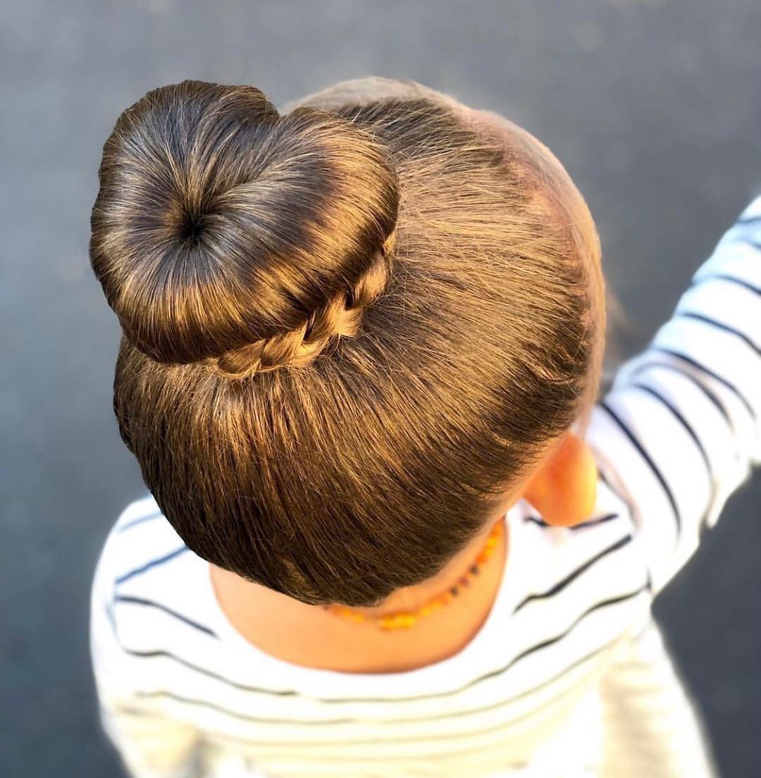 moño en forma de corazón con una trenza envolvente