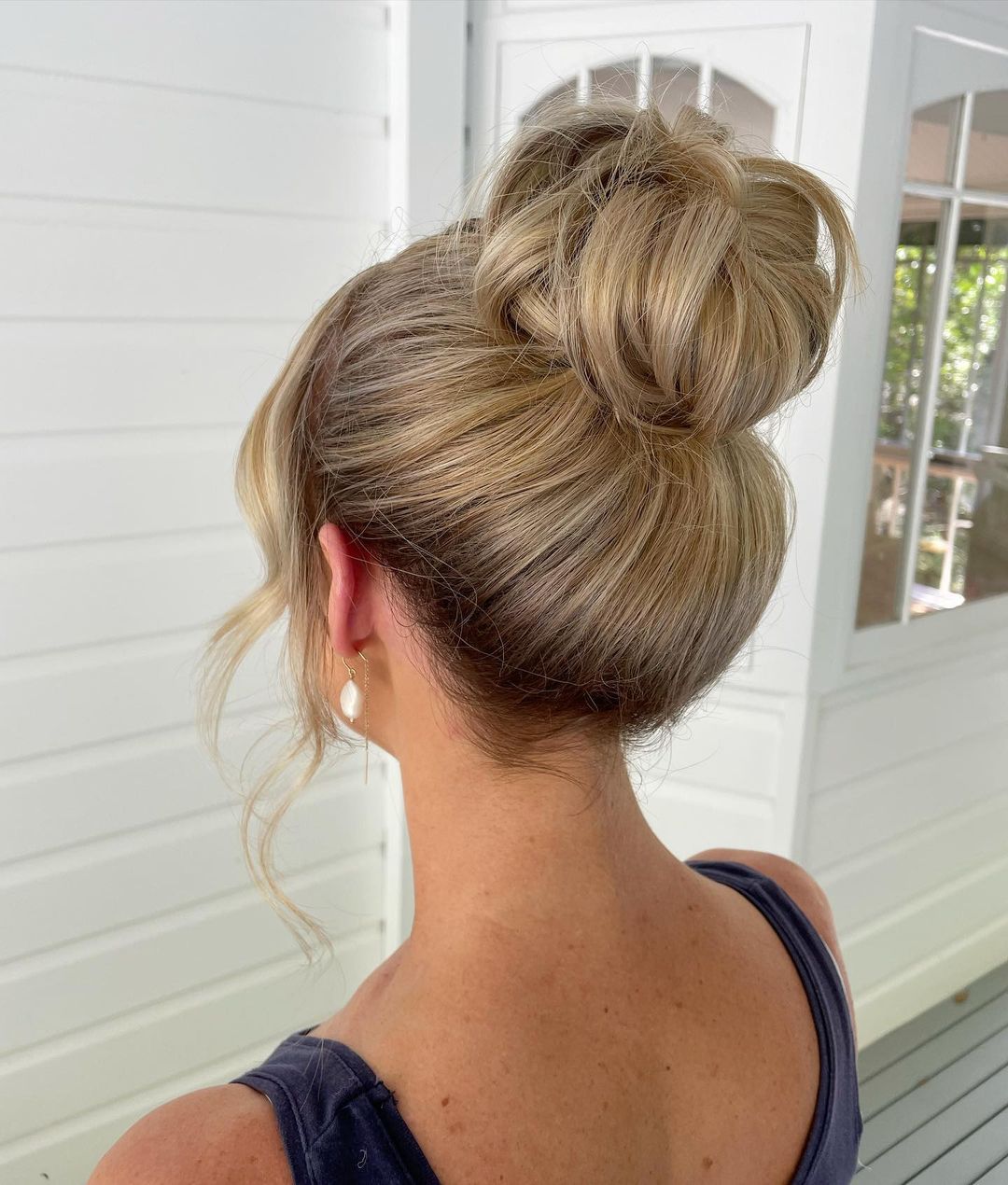 chignon haut décontracté