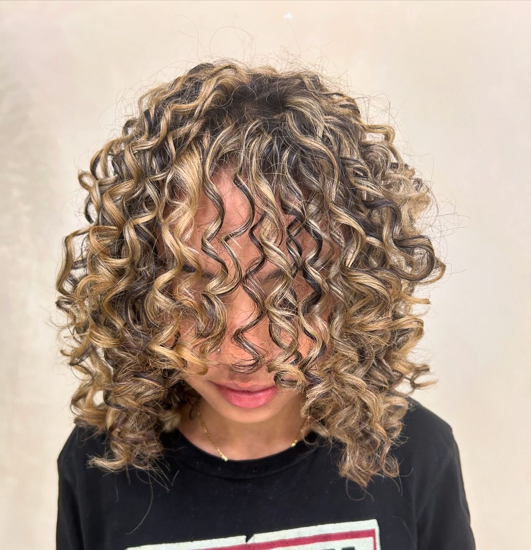 cheveux bouclés chromés brun miel