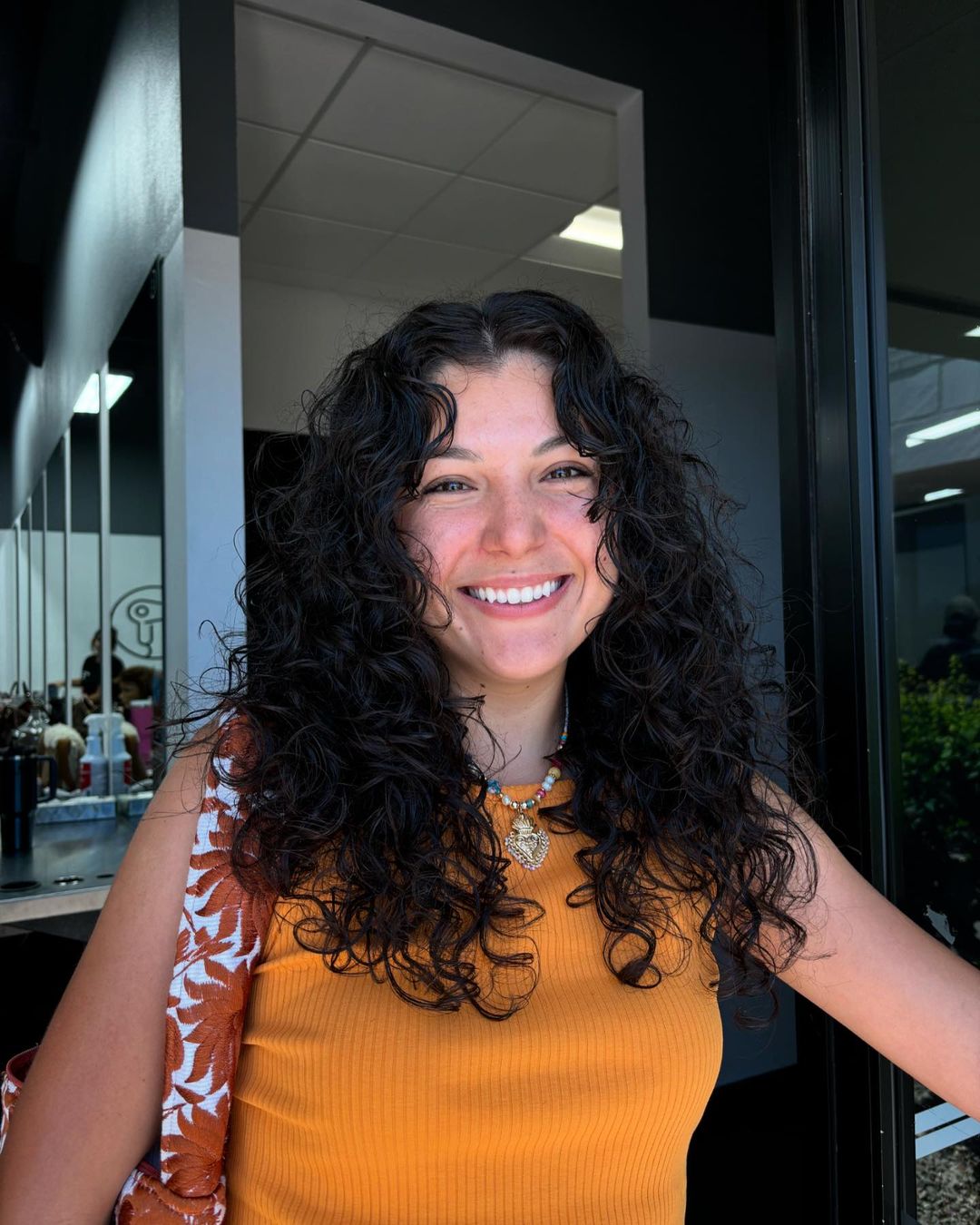 coupe de cheveux bouclée en dégradé