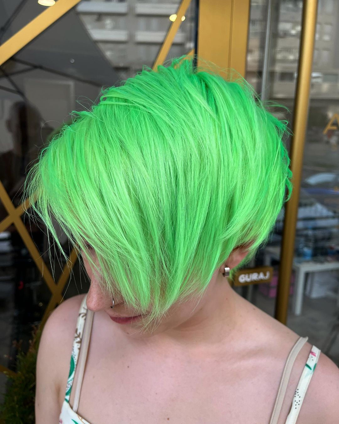 cabelo pixie em camadas verde néon lima