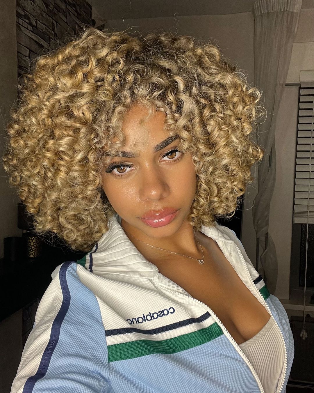 cheveux bouclés brun miel clair