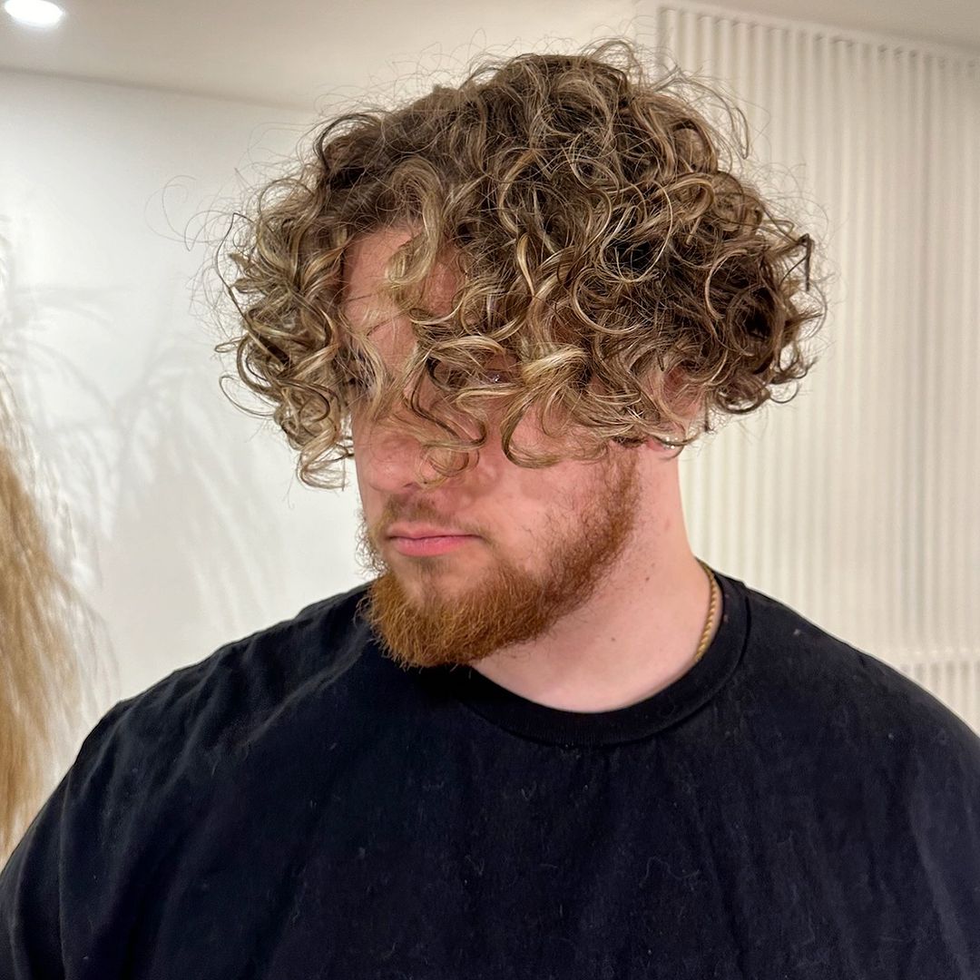 corte de cabelo comprido e encaracolado para homem