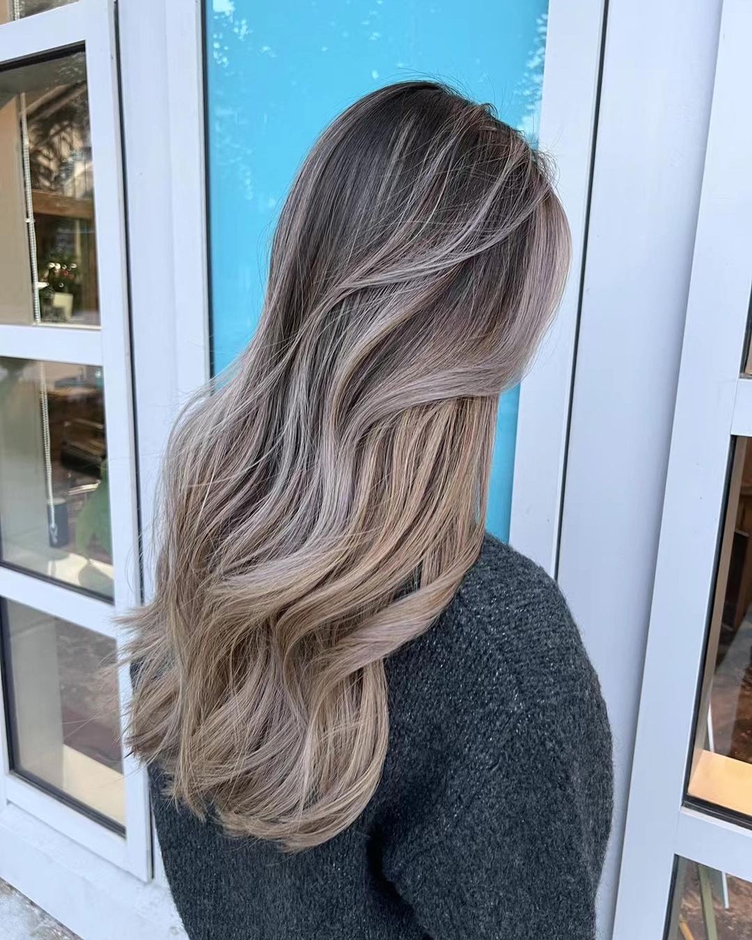 thé au lait cheveux blonds balayés