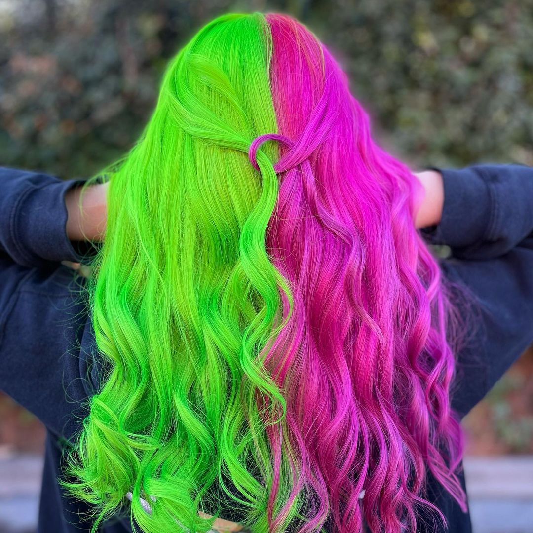 cabelo pintado com tinta verde néon e cor-de-rosa