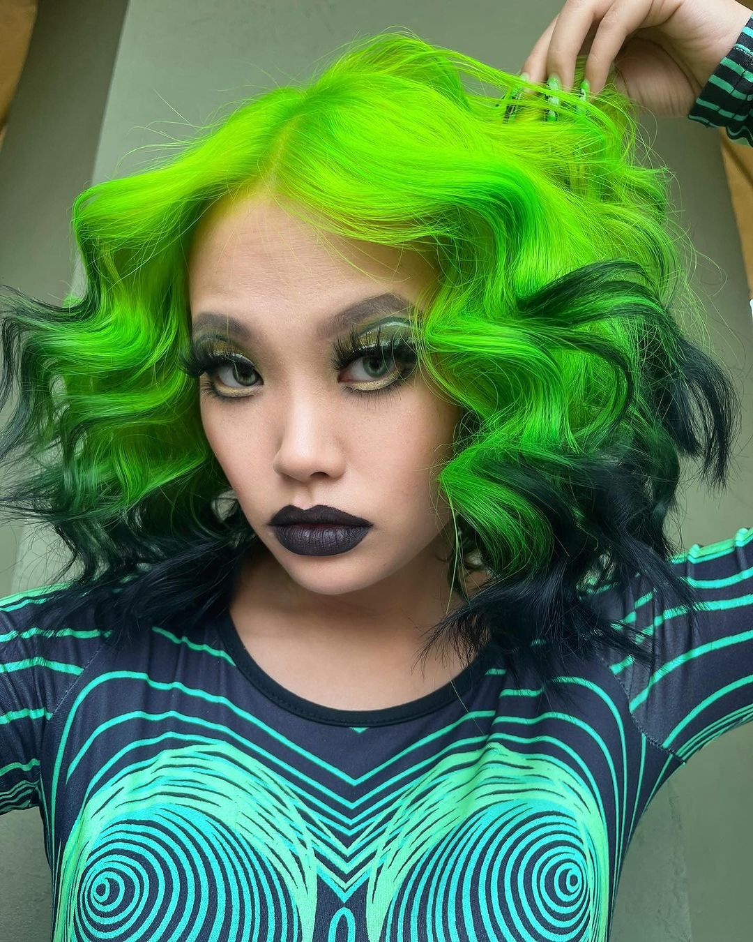 capelli verde neon con punte nere