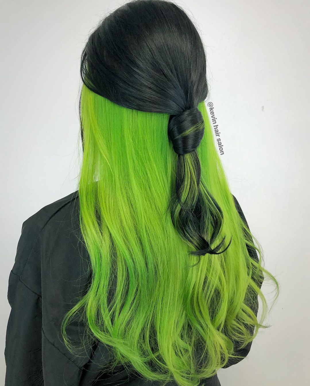 pelo verde neón peekaboo