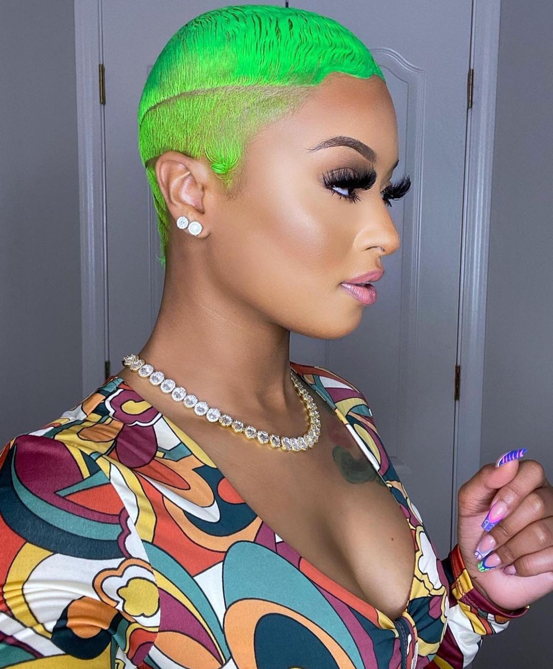 Pixie vert fluo avec côtés effilés et coupe franche en dessous de la tête