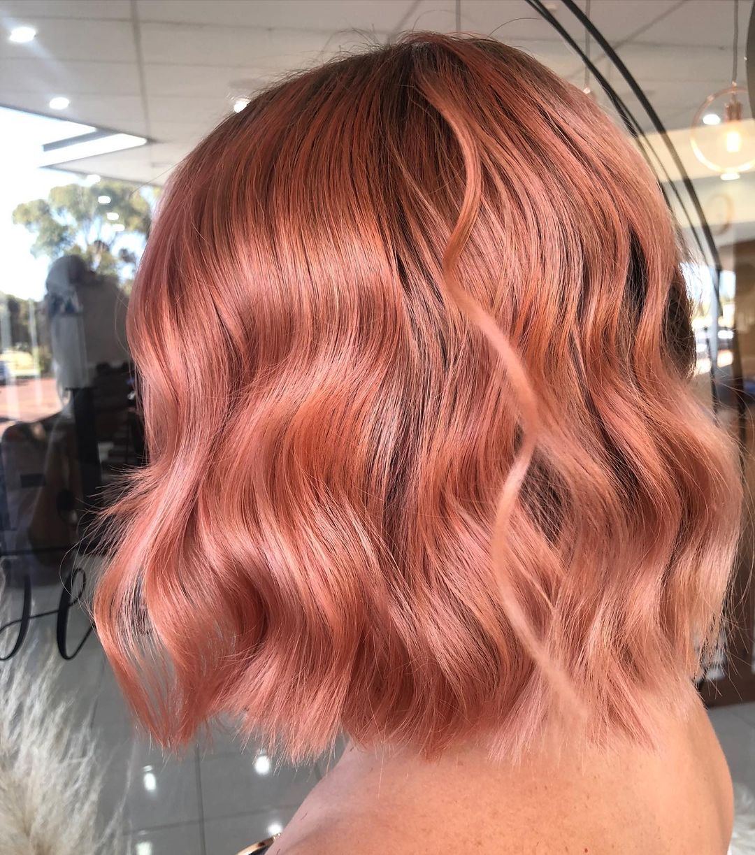 cabelo curto ondulado pêssego rosa dourado