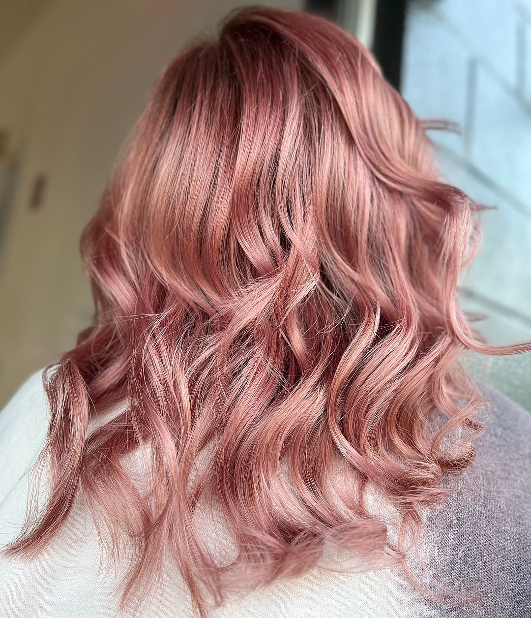 penteado em ouro rosa com pérolas