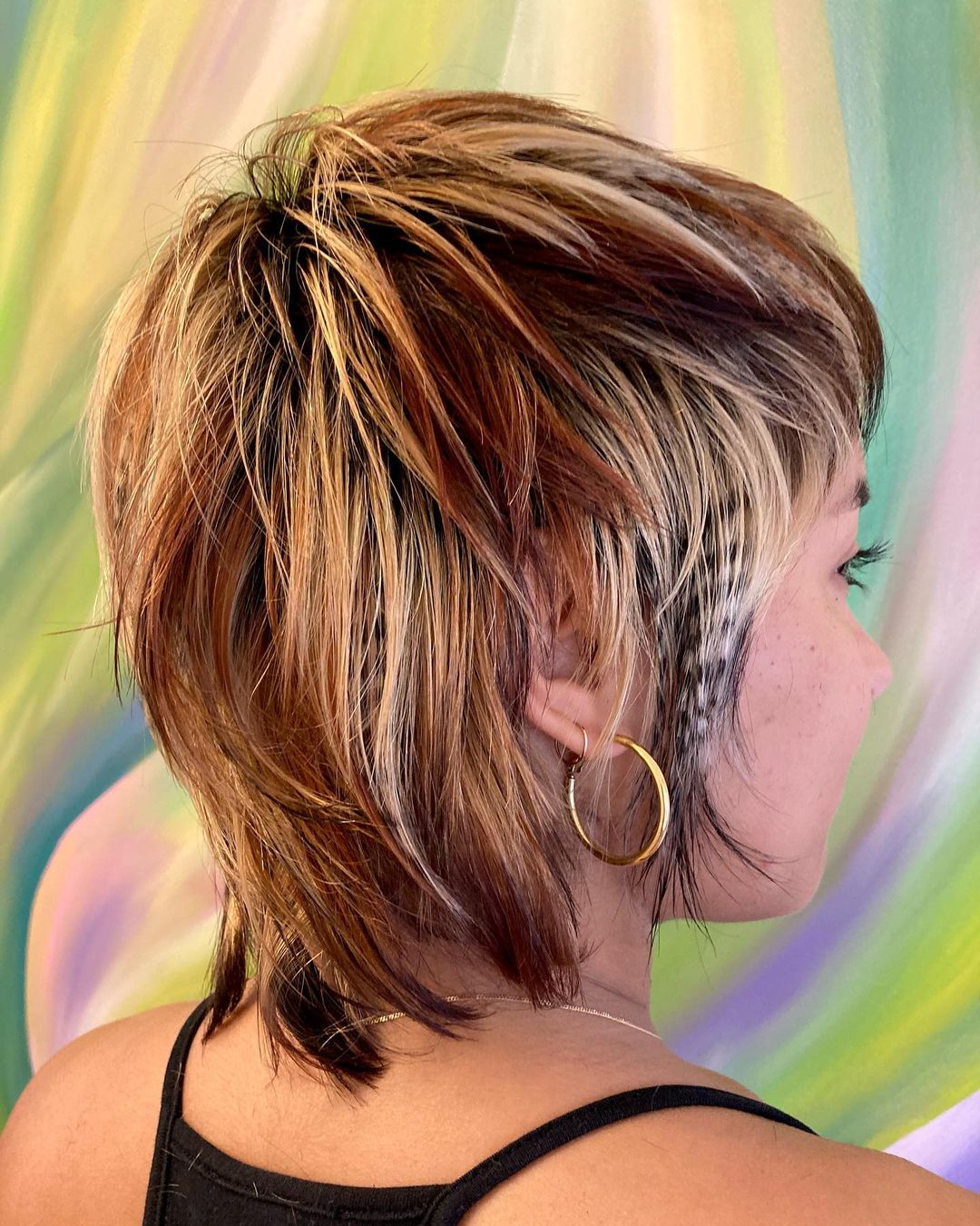 pixie mullet capelli scuri di calico con strisce di coda di procione