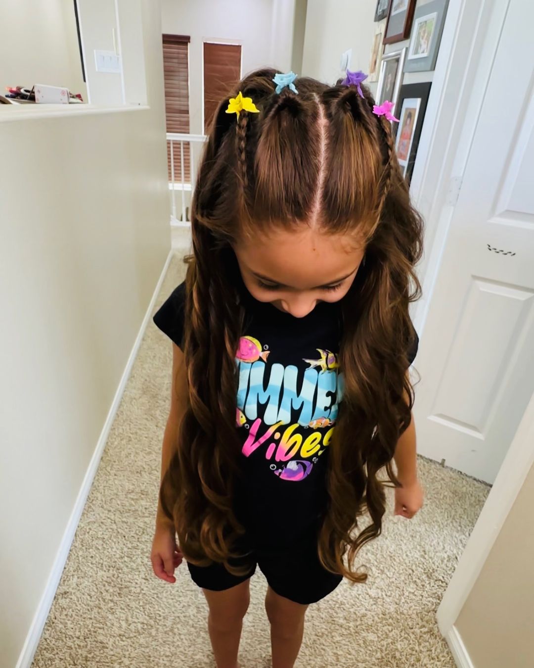 penteado para trás com ganchos em forma de borboleta