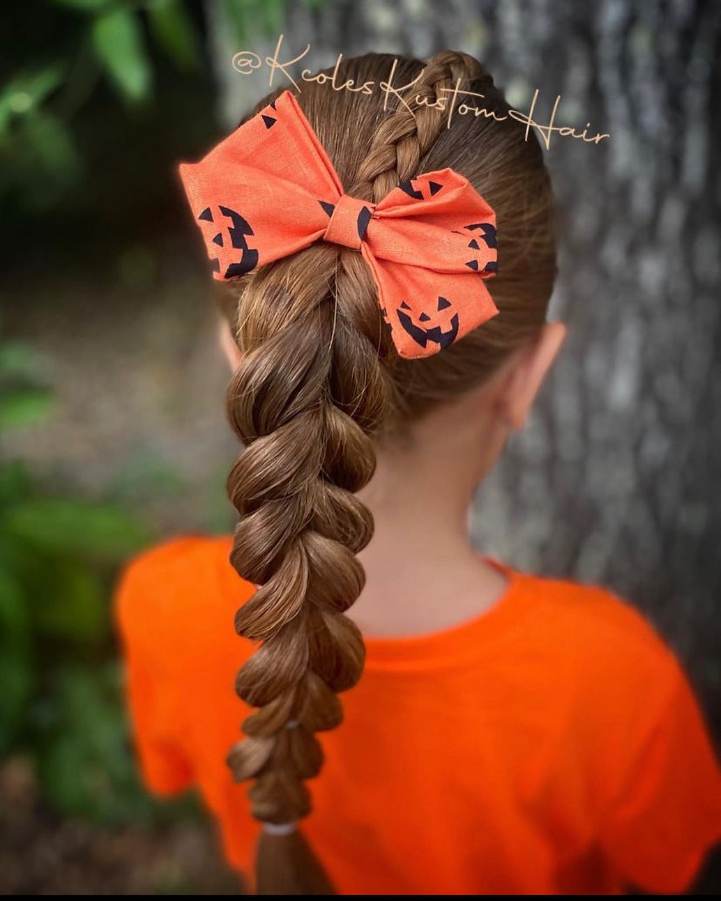 tresse à l'anglaise coiffée d'un gros nœud adorable