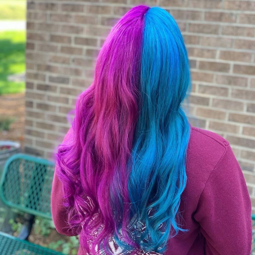 pelo morado y azul