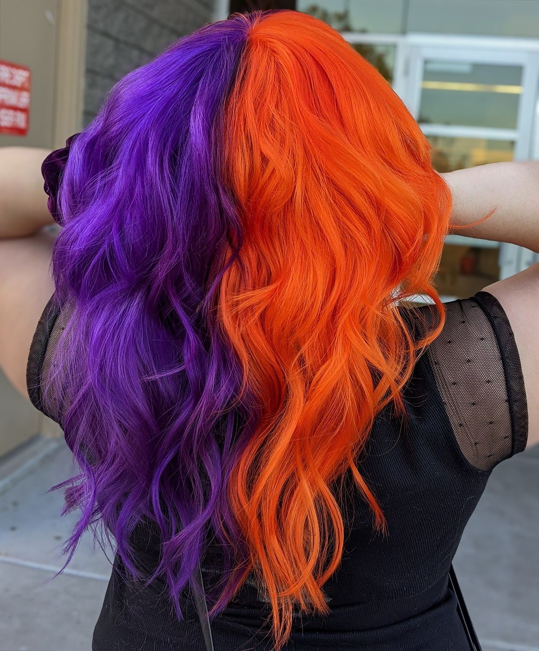 pelo morado y naranja