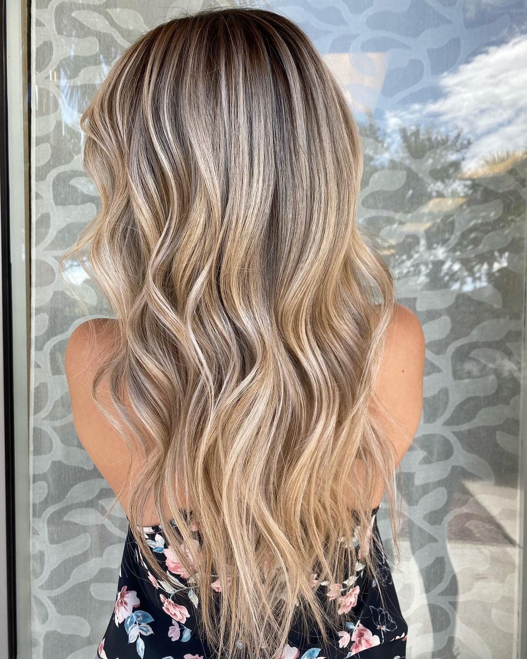 cheveux blonds enracinés