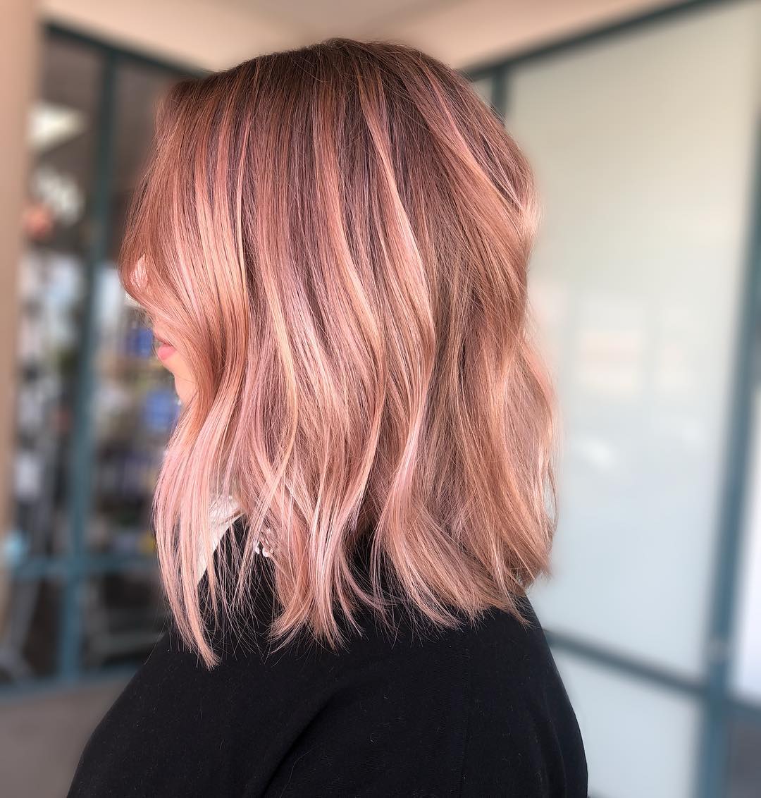 cheveux bruns or rose