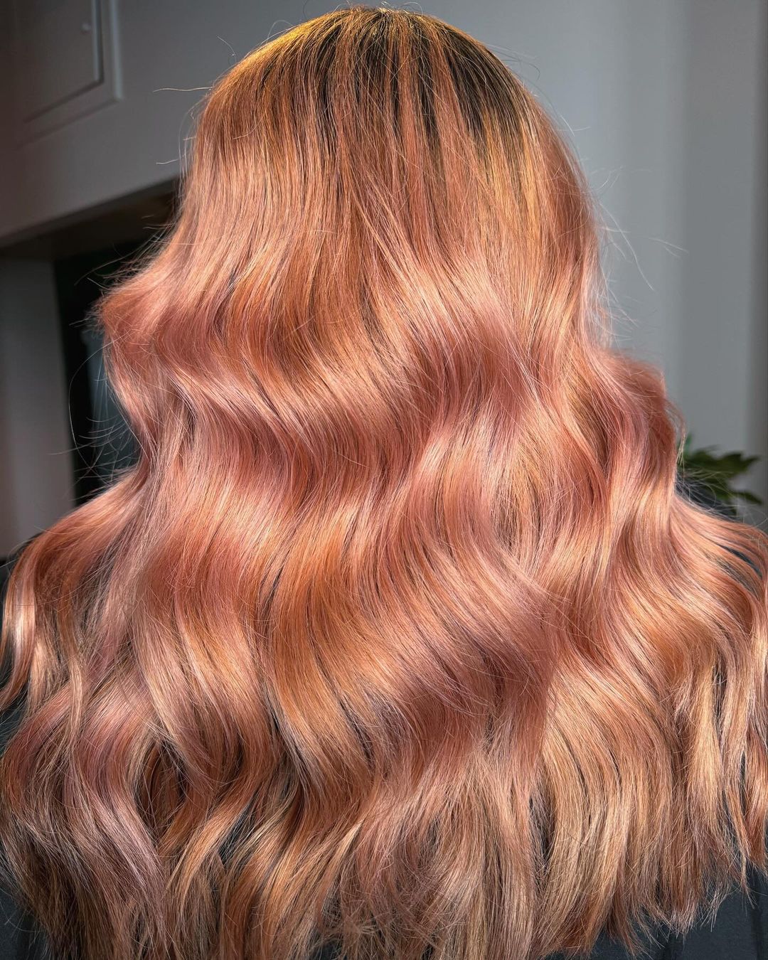 cabello melocotón oro rosa intenso