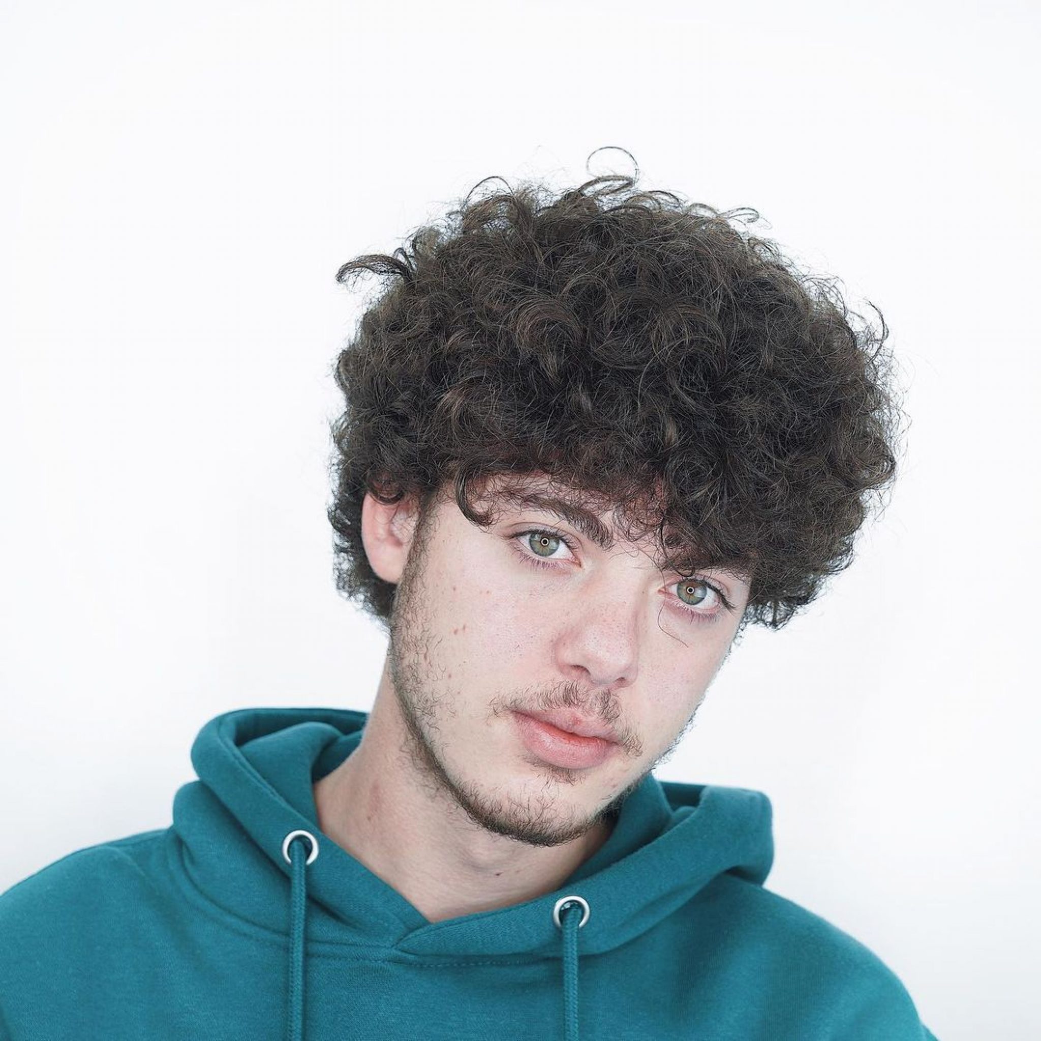 Los 17 cortes de pelo más elegantes para hombres con el pelo rizado