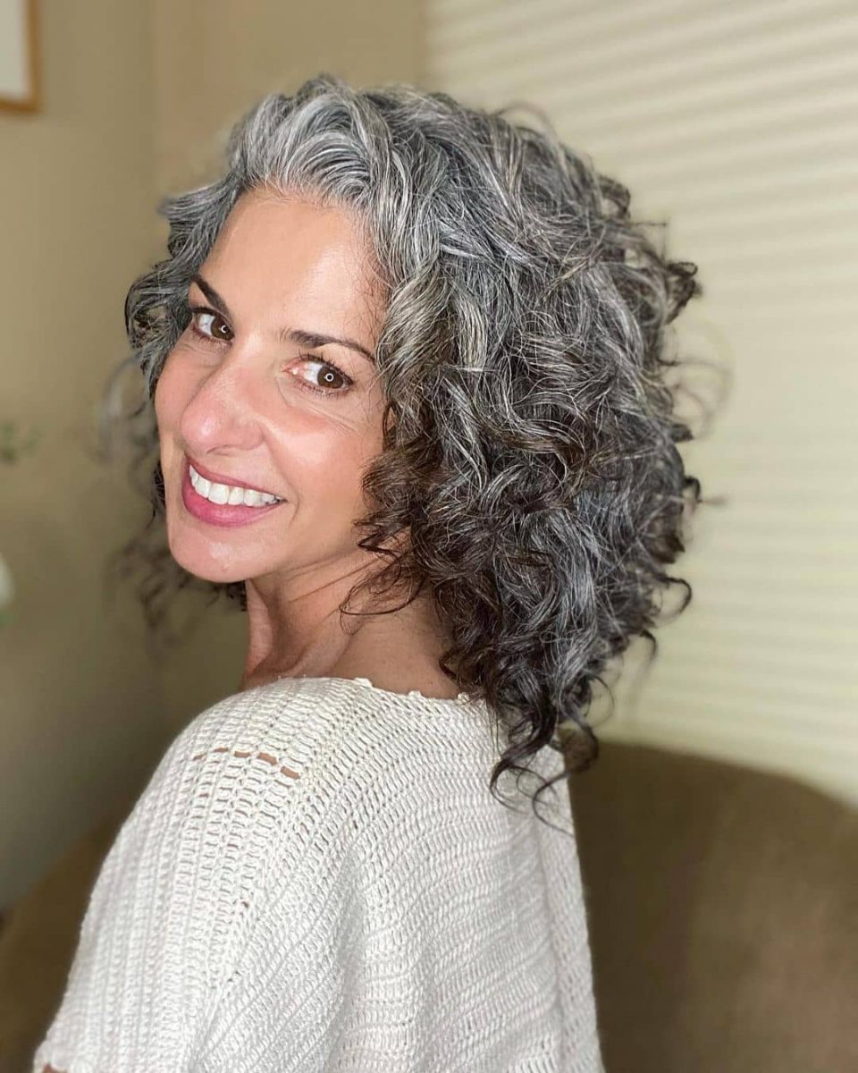 18 styles inspirants de transformation des cheveux gris