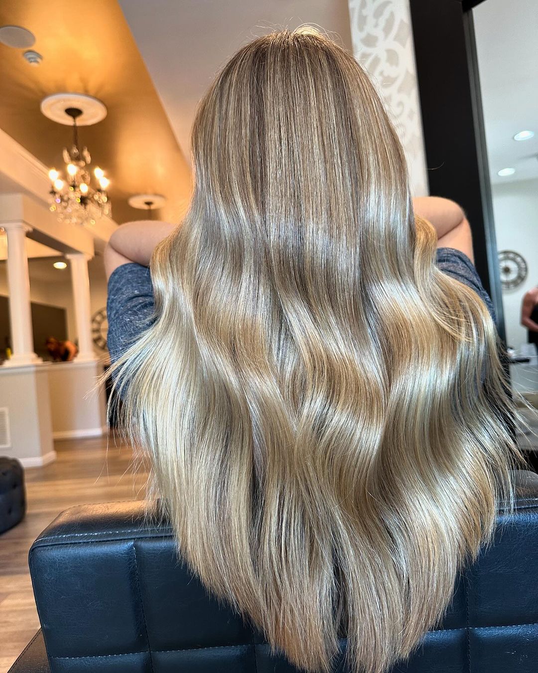 des cheveux blonds dorés, brillants et doux