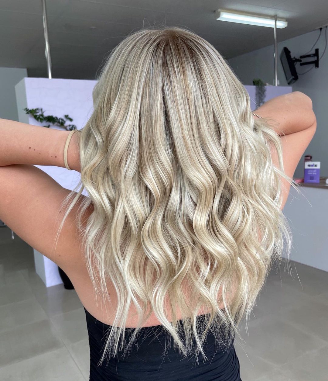 cheveux blonds vanille brillants