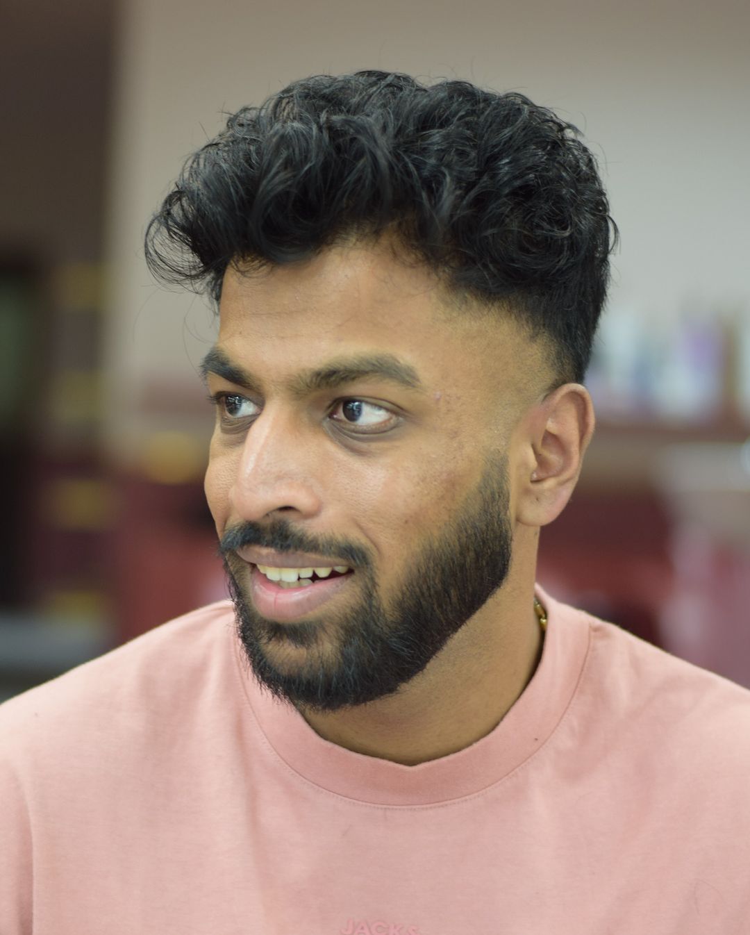 coupe de cheveux courte et décolorée