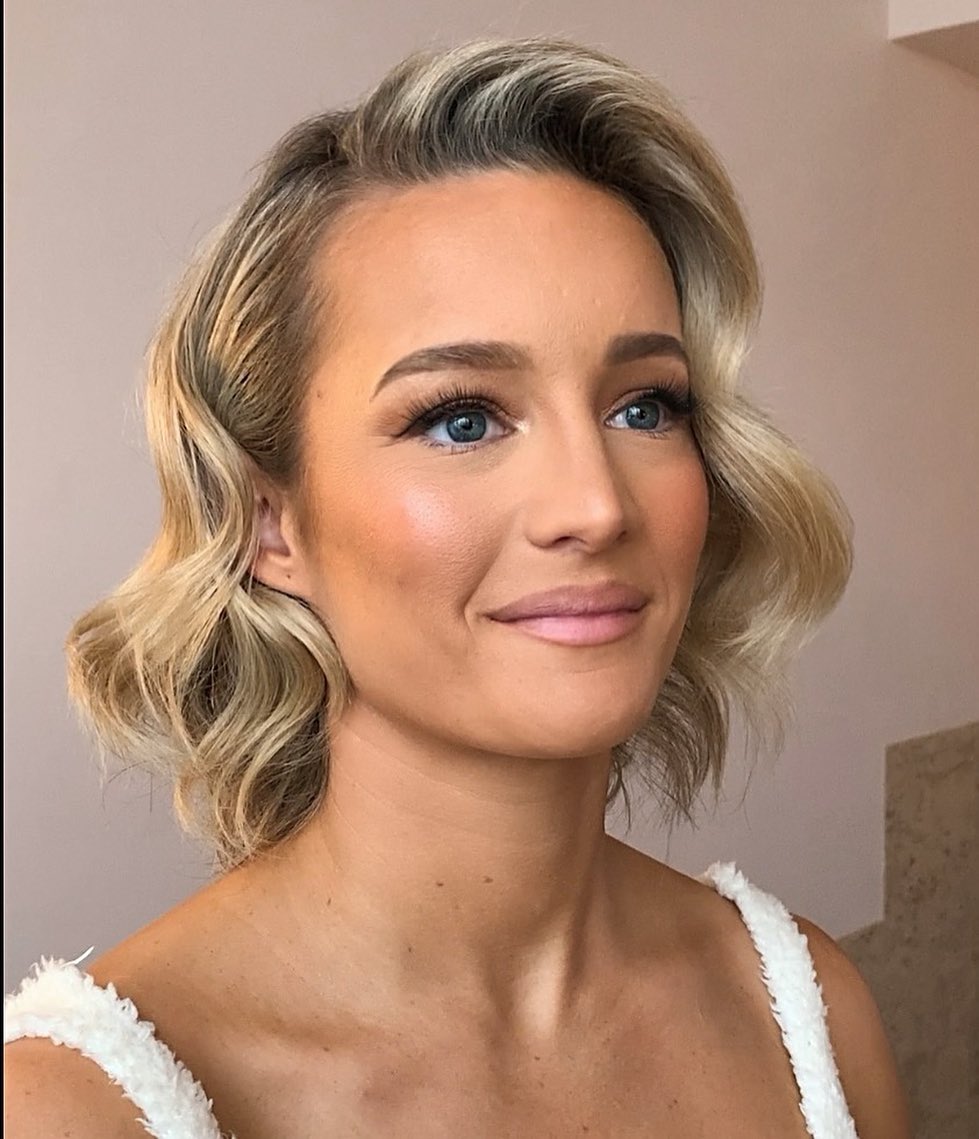 short wavy glam hairstyle