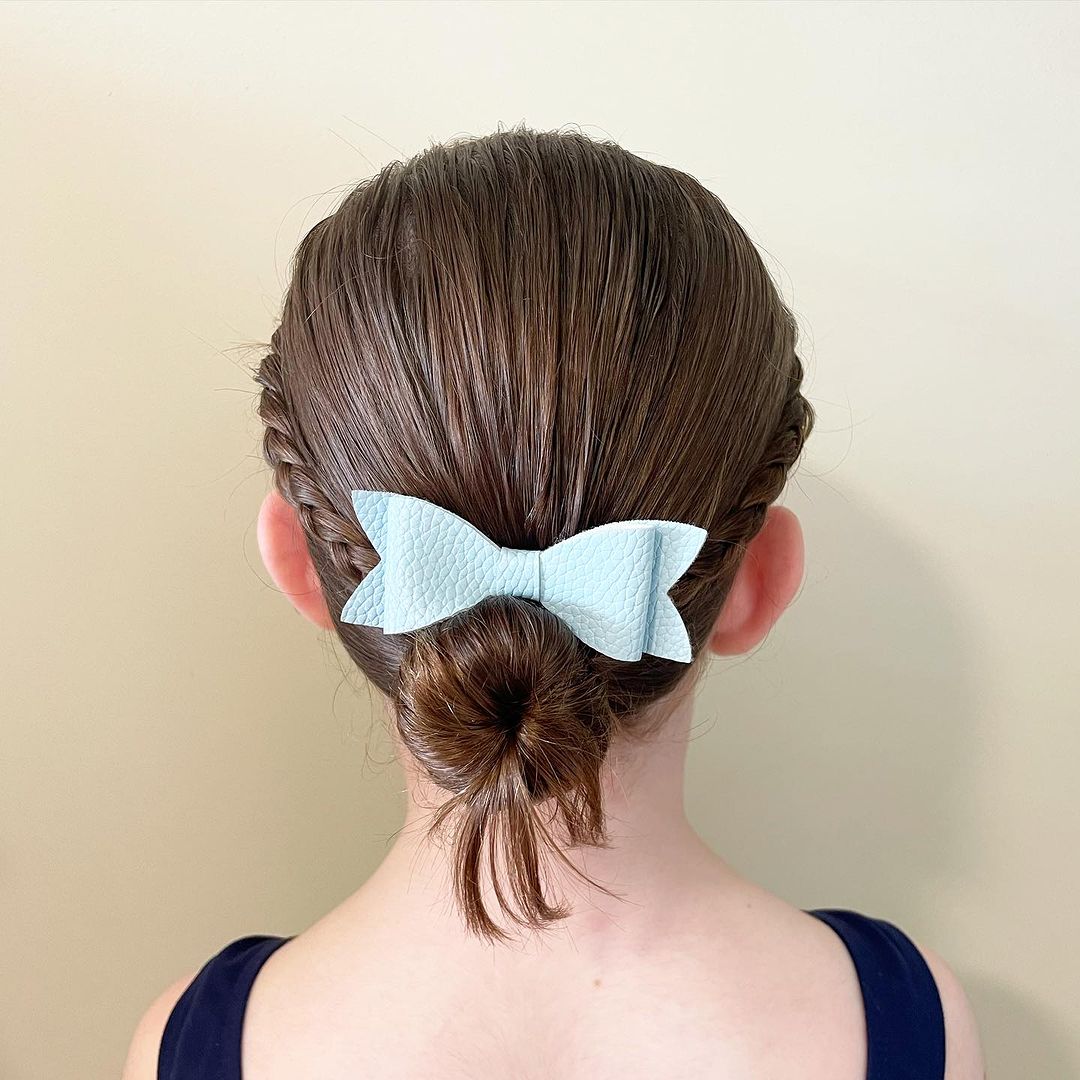 tresses latérales en un petit chignon ballet