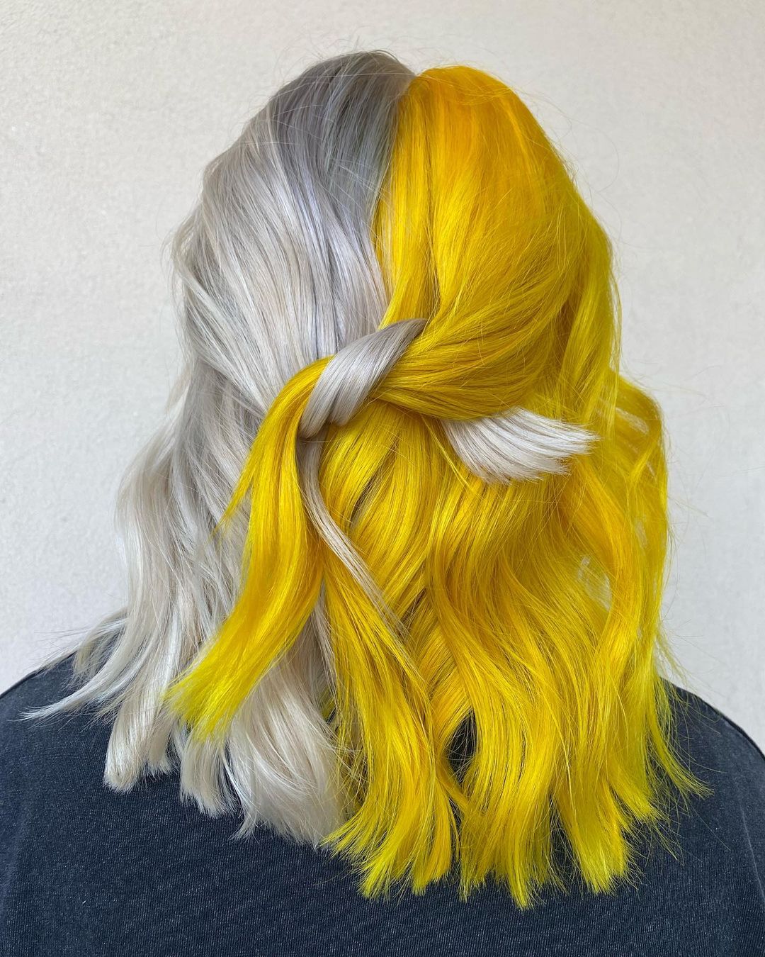 pelo plateado y amarillo