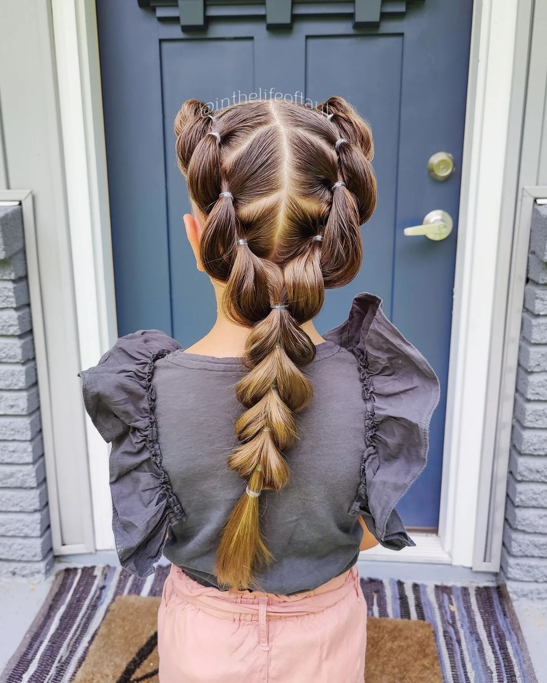 trenzas pasantes de un solo cabo a un lado en una trenza pasante